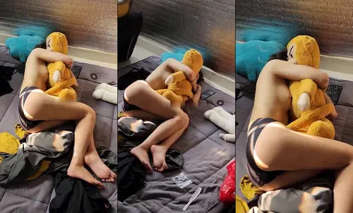 Bé sinh viên hàng xóm hớ hênh quá đi ngủ không mặc đồ còn để cửa mở