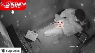 Cập đôi đang đi karaoke thì đè ra móc nhau