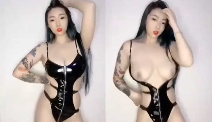 Meimei, một phụ nữ trưởng thành quyến rũ đến từ Kuaishou, khoe thân hình gợi cảm trong bộ đồ lót bó sát, khiến vòng một của cô gần như lộ ra ngoài.