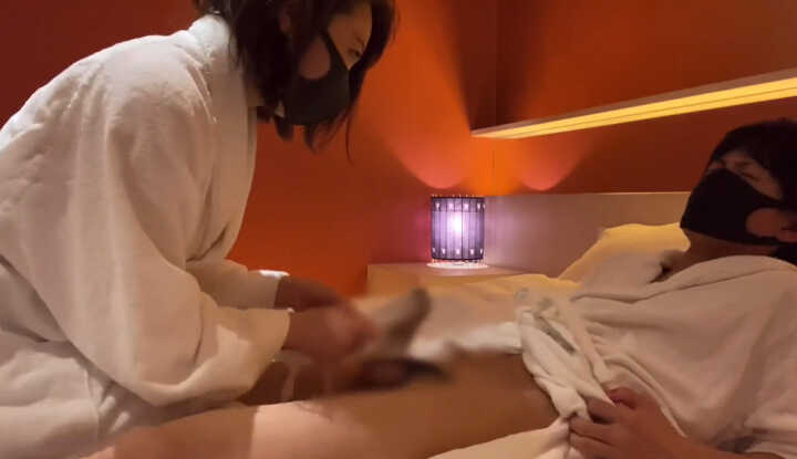 Phun trào và xuất tinh quá mức, thủ dâm bằng kem dưỡng da và dầu kích thích dương vật!